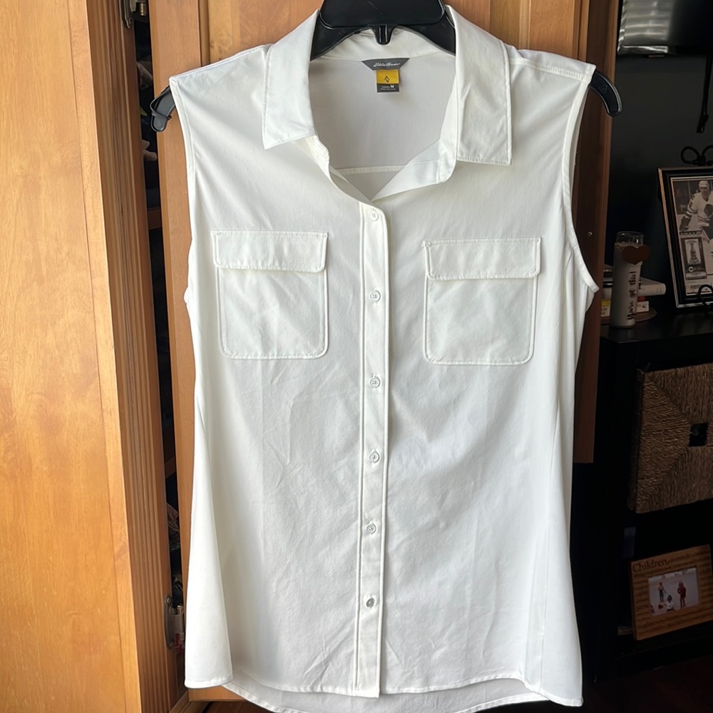 Eddie Bauer. Medium. Sleeveless performance blouse. Never worn.